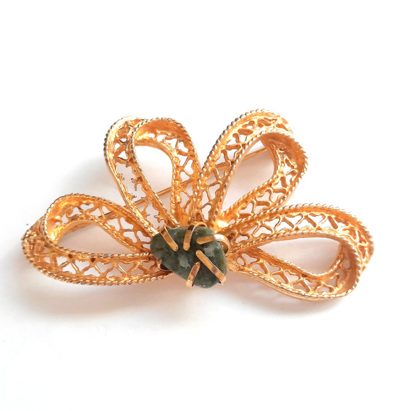 Vintage Ribbon Openwork Bow With Green Accent Stone Gold Tone Brooch Pin - Picture 2 of 5